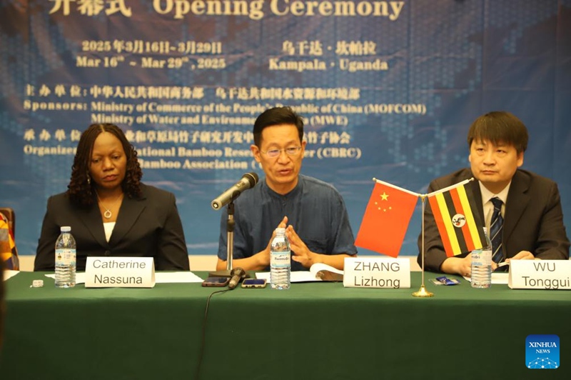 Balozi wa China nchini Uganda Zhang Lizhong (katikati) akizungumza kwenye hafla ya ufunguzi wa Kozi ya Mafunzo nchini Uganda juu ya Uchakataji Mkaa kupitia Matumizi ya Mbao na Mianzi mjini Kampala, Uganda, Machi 16, 2025. (Picha na Ronald Ssekandi/Xinhua)