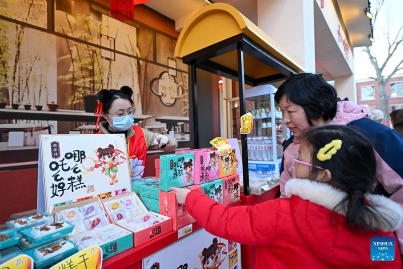 Watembeleaji wakichagua vitafunwa katika mji wa Nezha mjini Tianjin, kaskazini mwa China, Machi 16, 2025. (Xinhua/Sun Fanyue)
