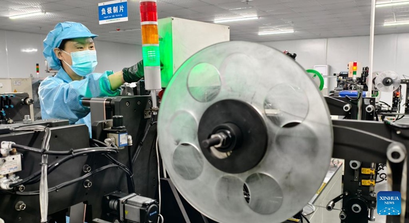 Mfanyakazi akifanya kazi kwenye karakana ya Kampuni ya Teknolojia ya Nishati Mpya ya Shandong Chengxi katika Wilaya ya Qingyun ya Mji wa Dezhou, Mkoa wa Shandong, Mashariki mwa China, Machi 18, 2025. (Xinhua/Shabiki Changguo)