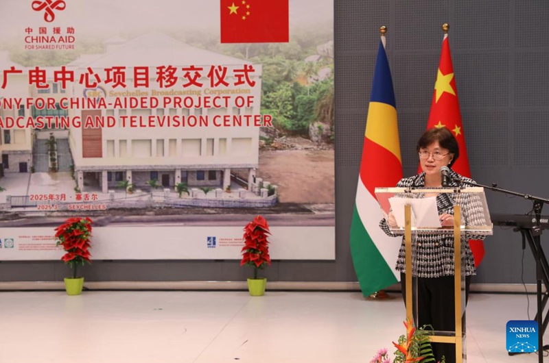 Balozi wa China katika nchi ya Visiwa vya Shelisheli Lin Nan akizungumza kwenye hafla ya kukabidhi mradi wa Kituo cha  Radio na Televisheni cha Shelisheli kilichojengwa kwa msaada wa China  huko Victoria, mji mkuu wa Shelisheli, Machi 18, 2025. (Xinhua/Dong Jianghui)