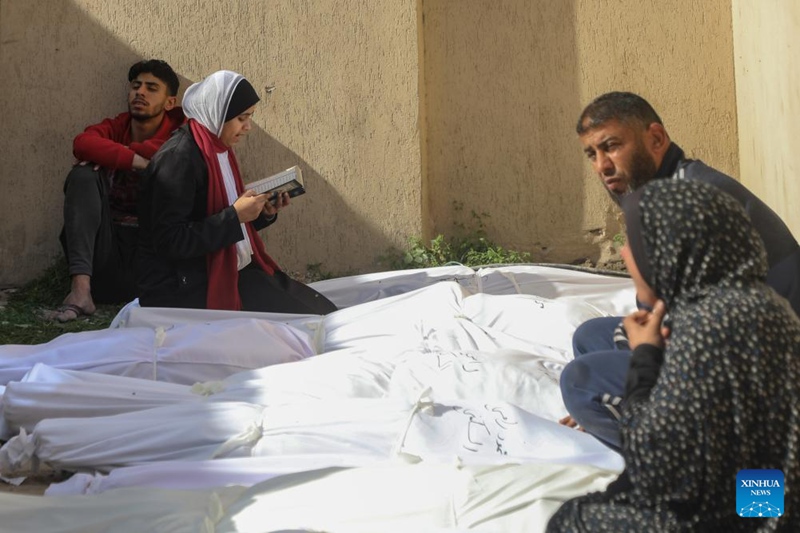 Wapalestina wakiomboleza watu waliofariki katika mashambulizi ya anga ya Israel kwenye hospitali katika Jiji la Gaza, Machi 18, 2025. (Picha na Rizek Abdeljawad/Xinhua)