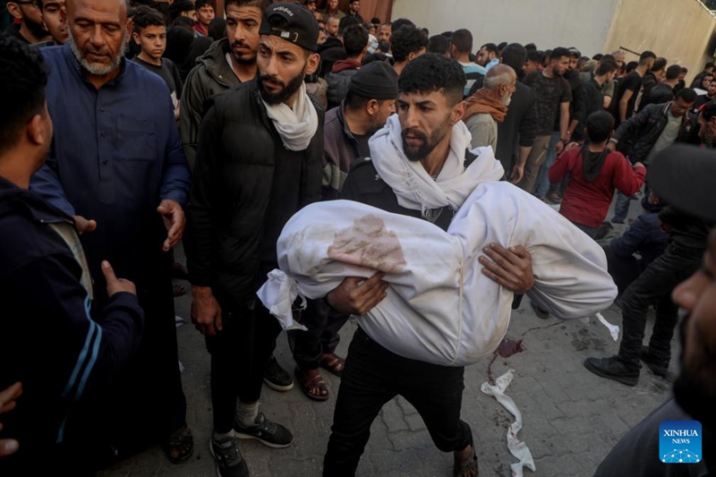 Mpalestina akiwa amebeba mwili wa mtu aliyefariki katika mashambulizi ya anga ya Israel kwenye hospitali katika Jiji la Gaza, Machi 18, 2025. (Picha na Rizek Abdeljawad/Xinhua)