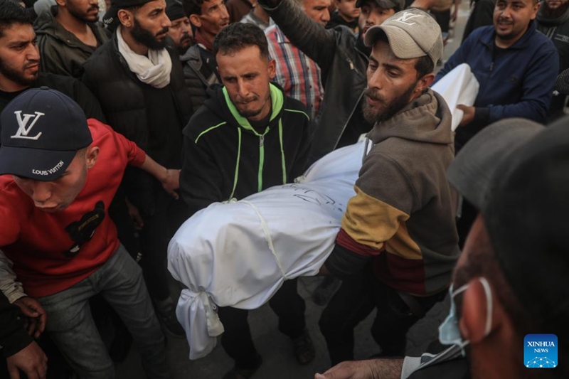 Wapalestina wakiwa wamebeba mwili wa mtu aliyefariki katika mashambulizi ya anga ya Israel kwenye hospitali katika Jiji la Gaza, Machi 18, 2025. (Picha na Rizek Abdeljawad/Xinhua)
