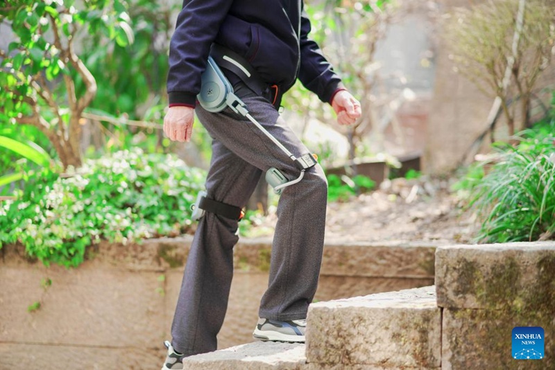 Mzee aliyevalia kifaa kinachosaidia kutembea akipanda ngazi mjini Hangzhou, Mkoani Zhejiang, mashariki mwa China, Februari 24, 2025. (RoboCT/kupitia Xinhua)