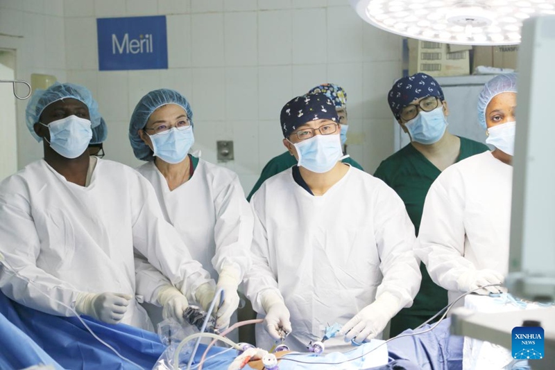 Yang Qing (wa pili, kushoto), mkurugenzi wa Idara ya Uzazi na Magonjwa ya Wanawake katika Hospitali ya Shengjing ya Chuo Kikuu cha Tiba cha China, Cai Guiyang (wa pili, mbele), mwanafunzi wa udaktari wa Yang na kiongozi wa kundi la 22 la timu ya madaktari wa China nchini Gambia, pamoja na Kebba Gassama (wa kwanza, kushoto), daktari wa uzazi katika Hospitali Ndogo ya Mafunzo ya Edward Francis na Mariama Baye, muuguzi (wa kwanza kulia, mbele), wakifanya upasuaji wa laparoscopic mjini Banjul, Gambia, Machi 17, 2025. (Xinhua/Si Yuan)