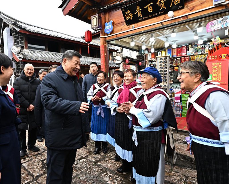 Rais Xi Jinping wa China, ambaye pia ni katibu mkuu wa Kamati Kuu ya Chama cha Kikomunisti cha China (CPC) na mwenyekiti wa Kamati Kuu ya Kijeshi ya China (CMC), akizungumza na wakazi wenyeji wakati akitembelea eneo la Mji Mkongwe  la Mji Lijiang katika Mkoa wa Yunnan, kusini-magharibi mwa China, Machi 19, 2025. (Xinhua/Yan Yan)