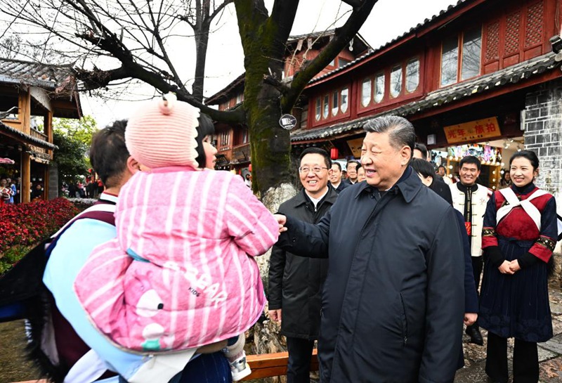 Rais Xi Jinping wa China, ambaye pia ni katibu mkuu wa Kamati Kuu ya Chama cha Kikomunisti cha China (CPC) na mwenyekiti wa Kamati Kuu ya Kijeshi ya China (CMC), akizungumza na wakazi wenyeji na watalii wakati akitembelea eneo la Mji Mkongwe   la Mji Lijiang,  katika Mkoa wa Yunnan, kusini-magharibi mwa China, Machi 19, 2025. (Xinhua/Yan Yan)