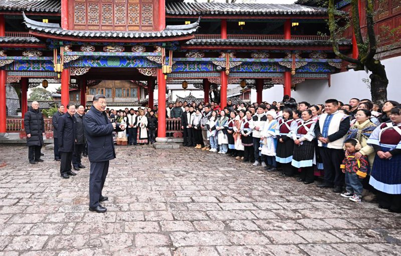 Rais Xi Jinping wa China, ambaye pia ni katibu mkuu wa Kamati Kuu ya Chama cha Kikomunisti cha China (CPC) na mwenyekiti wa Kamati Kuu ya Kijeshi ya China (CMC), akizungumza na wakazi wenyeji na watalii wakati akitembelea eneo la Mji Mkongwe  la Mji Lijiang, Mkoa wa Yunnan, kusini-magharibi mwa China, Machi 19, 2025. (Xinhua/Xie Huanchi)