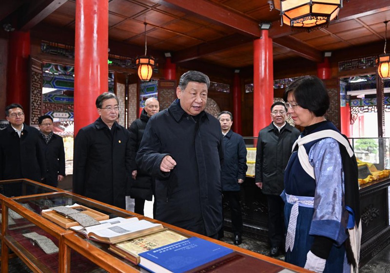 Rais Xi Jinping wa China, ambaye pia ni katibu mkuu wa Kamati Kuu ya Chama cha Kikomunisti cha China (CPC) na mwenyekiti wa Kamati Kuu ya Kijeshi ya China (CMC), akifahamishwa kuhusu utamaduni wa watu wa kabila la Wanaxi kwenye maonyesho wakati akitembelea eneo la Mji Mkongwe  la Mji Lijiang Mkoa wa Yunnan, kusini magharibi mwa China, Machi 19, 2025. (Xinhua/Xie Huanchi)