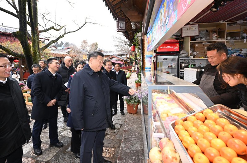 Rais Xi Jinping wa China, ambaye pia ni katibu mkuu wa Kamati Kuu ya Chama cha Kikomunisti cha China (CPC) na mwenyekiti wa Kamati Kuu ya Kijeshi ya China (CMC), akiuliza kuhusu hali ya biashara za wenyeji wakati akitembelea eneo la Mji Mkongwe la Mji Lijiang Mkoa wa Yunnan, kusini magharibi mwa China, Machi 19, 2025. (Xinhua/Xie Huanchi)