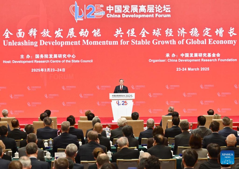 Waziri Mkuu wa China Li Qiang akihudhuria kwenye ufunguzi wa Jukwaa la Ngazi ya Juu la Maendeleo la  China 2025 na kutoa hotuba kuu, mjini Beijing, Machi 23, 2025. (Xinhua/Huang Jingwen)