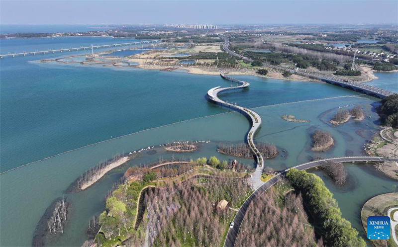 Picha iliyopigwa Machi 17, 2025 ikionyesha daraja kwenye Ziwa Yuandang linalounganisha Wilaya ya Wujiang ya mji wa Suzhou katika Mkoa wa Jiangsu na Wilaya ya Qingpu ya Shanghai. (Xinhua/Ji Chunpeng)