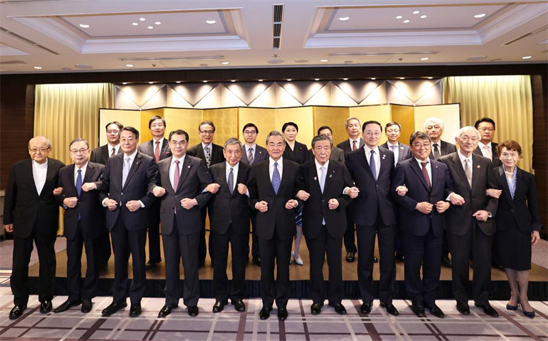 Wang Yi, mjumbe wa Ofisi ya Siasa ya Kamati Kuu ya Chama cha Kikomunisti cha China (CPC) ambaye pia ni mkurugenzi wa Ofisi ya Kamati ya Mambo ya Nje ya Kamati Kuu ya CPC, akikutana na wawakilishi kutoka makundi saba ya urafiki kati ya Japan na China mjini Tokyo, Japan, Machi 23, 2025. (Xinhua/Jia Haocheng)