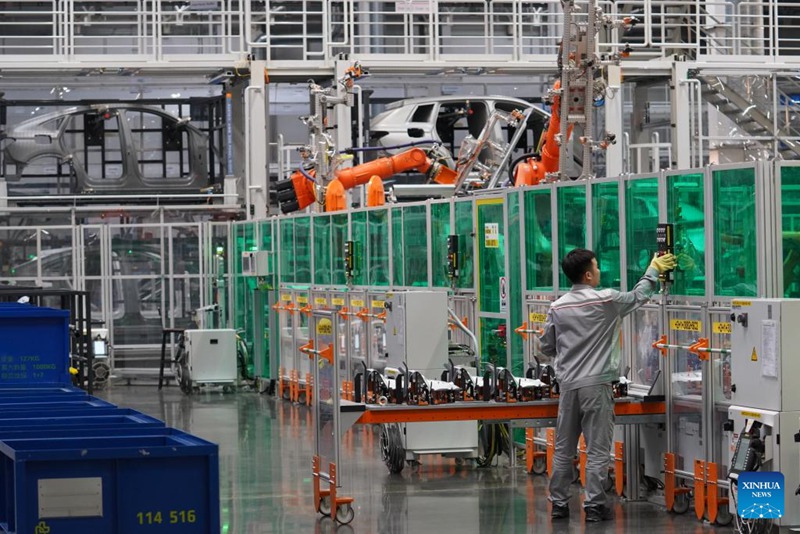 Mfanyakazi akiendesha kifaa kwenye karakana ya uchomeleaji ya Kampuni ya NEV ya Audi FAW mjini Changchun, Mkoani Jilin, kaskazini mashariki mwa China, Machi 21, 2025. (Xinhua/Si Xiaoshuai)