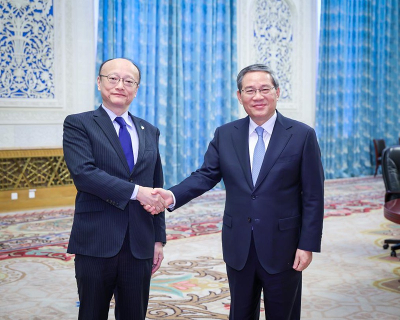 Waziri Mkuu wa China Li Qiang akikutana na Rais wa Benki ya Maendeleo ya Asia (ADB) Masato Kanda kwenye Jumba la Mikutano ya Umma mjini Beijing, mji mkuu wa China, Machi 24, 2025. (Xinhua/Liu Bin)