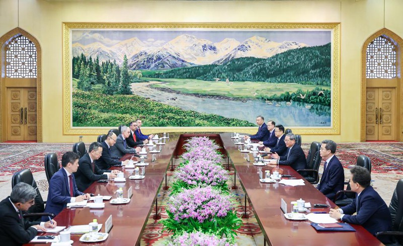 Waziri Mkuu wa China Li Qiang akikutana na Rais wa Benki ya Maendeleo ya Asia (ADB) Masato Kanda kwenye Jumba la Mikutano ya Umma mjini Beijing, mji mkuu wa China, Machi 24, 2025. (Xinhua/Liu Bin)