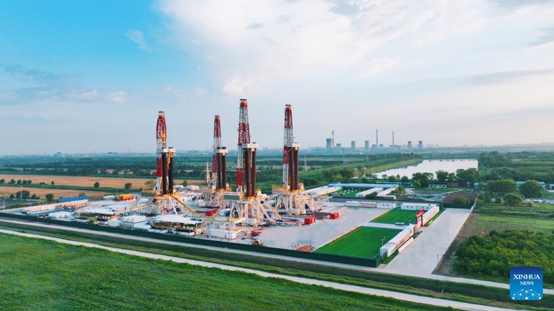 Picha hii ya kumbukumbu ikionyesha  sehemu ya uchimbaji mafuta  kwenye eneo la kitaifa la  vielelezo vya mafuta ya shale la Jiyang katika Mkoa wa Shandong, mashariki mwa China. (Xinhua)