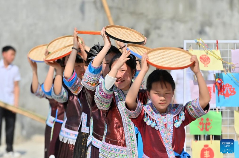 Sherehe yafanyika kabla ya Sikukuu ya Sanyuesan kwenye shule ya msingi mkoani Guangxi, China