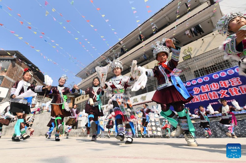Sherehe yafanyika kabla ya Sikukuu ya Sanyuesan kwenye shule ya msingi mkoani Guangxi, China