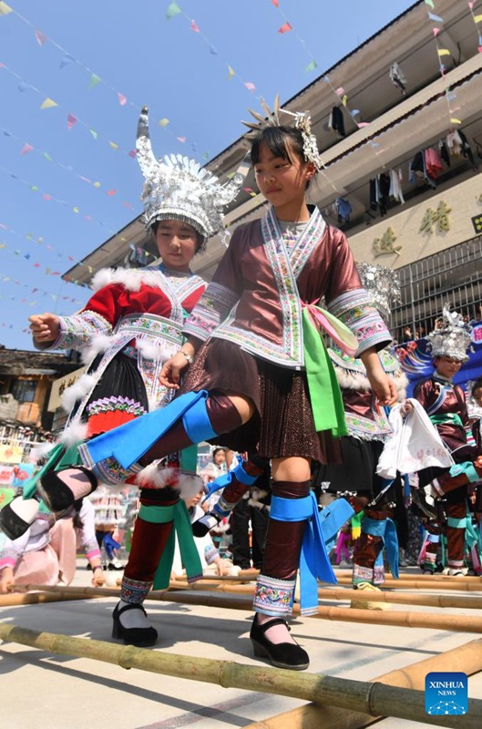 Sherehe yafanyika kabla ya Sikukuu ya Sanyuesan kwenye shule ya msingi mkoani Guangxi, China