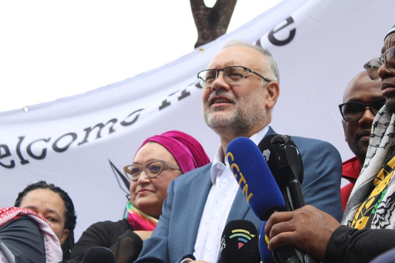 Balozi wa Afrika Kusini aliyefukuzwa kutoka nchini Marekani Ebrahim Rasool akizungumza na umati katika Uwanja wa Ndege wa Kimataifa wa Cape Town, Afrika Kusini, Machi 23, 2025. (Picha na Shakirah Thebus/Xinhua)