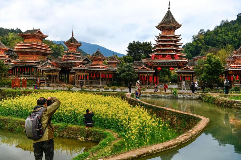 Watalii wakipiga picha katika Kijiji cha Kabila la Wadong cha Zhaoxing cha Wilaya ya Liping, Eneo linalojiendesha la Makabila ya Wamiao na Wadong la Qiandongnan, Mkoa wa Guizhou, kusini-magharibi mwa China, Machi 17, 2025. (Xinhua/Yang Wenbin)
