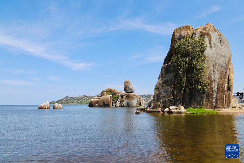 Picha iliyopigwa Februari 13 ikionyesha mwonekano wa Ziwa Victoria jijini Mwanza, Tanzania. (Picha na Hua Hongli/Xinhua)