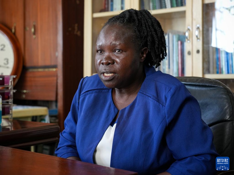 Anne Okelo, ofisa anayehusika na mradi wa maendeleo ya jamii katika Osienala (Friends of Lake Victoria) akihojiwa na shirika la habari la China, Xinhua mjini Kisumu, Kenya, Februari 19. (Picha na Li Yahui/Xinhua)