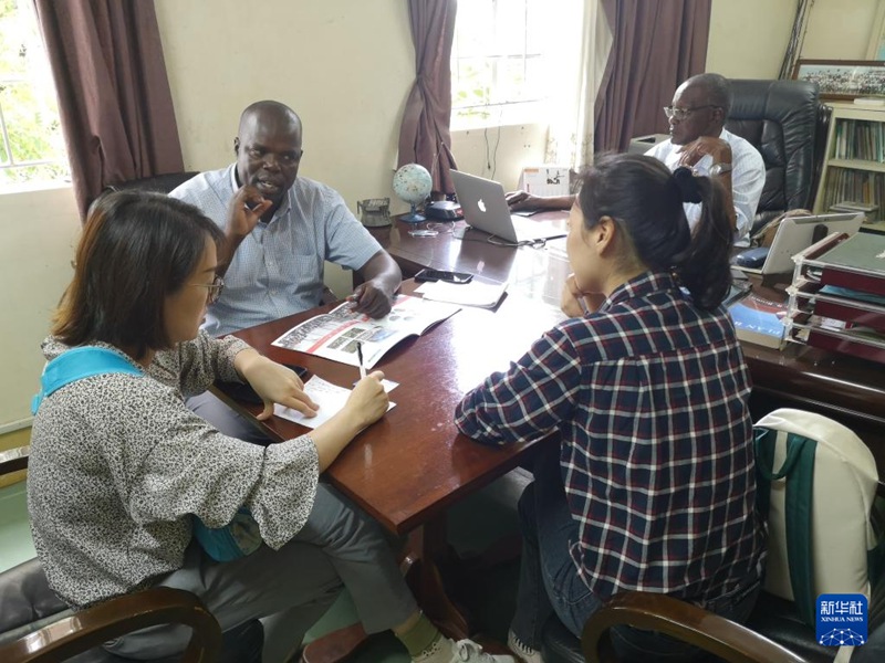 Mtafiti Mao Yuting wa Taasisi ya Utafiti wa Ustaarabu wa Kiikolojia ya Mkoa wa Jiangxi (kulia, mbele) akibadilishana maoni ya  hali ya utekelezaji wa mradi pamoja na Godfrey Ogonda (kushoto, nyuma), mkurugenzi wa Osienala mjini Kisumu, Kenya Desemba 19, 2019. (Picha kwa hisani ya Taasisi ya Utafiti wa Ustaarabu wa Kiikolojia ya Mkoa wa Jiangxi/Xinhua)