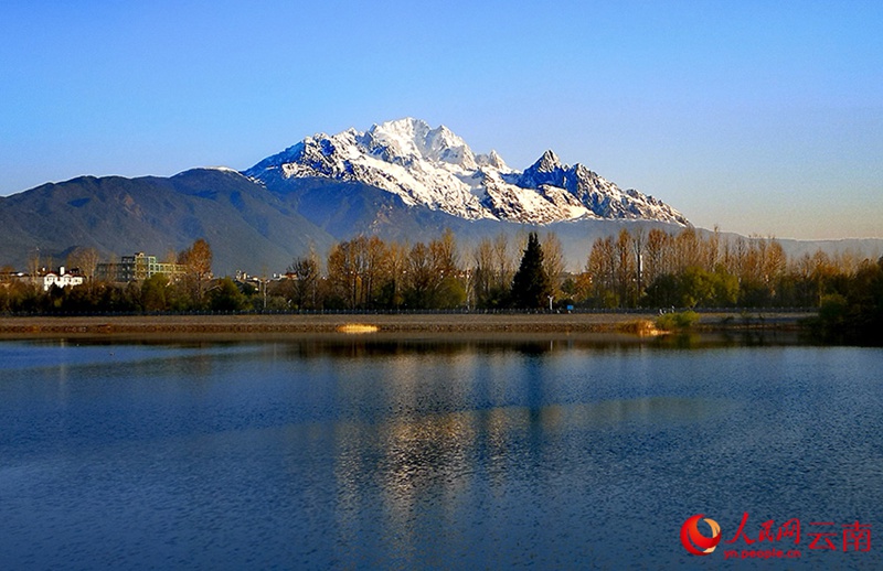 Mlima wa Theluji wa Yulong mjini Lijiang, China waleta Mandhari ya Kupendeza siku ya jua
