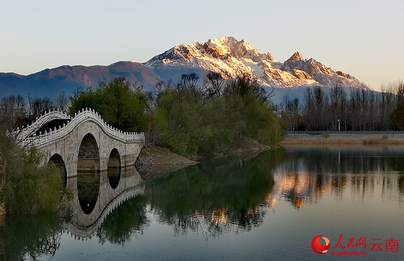 Mlima wa Theluji wa Yulong mjini Lijiang, China waleta Mandhari ya Kupendeza siku ya jua