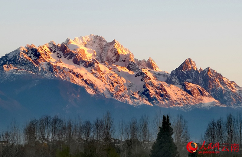 Mlima wa Theluji wa Yulong mjini Lijiang, China waleta Mandhari ya Kupendeza siku ya jua