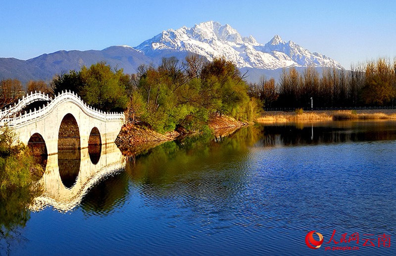 Mlima wa Theluji wa Yulong mjini Lijiang, China waleta Mandhari ya Kupendeza siku ya jua