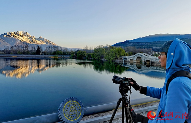 Mlima wa Theluji wa Yulong mjini Lijiang, China waleta Mandhari ya Kupendeza siku ya jua