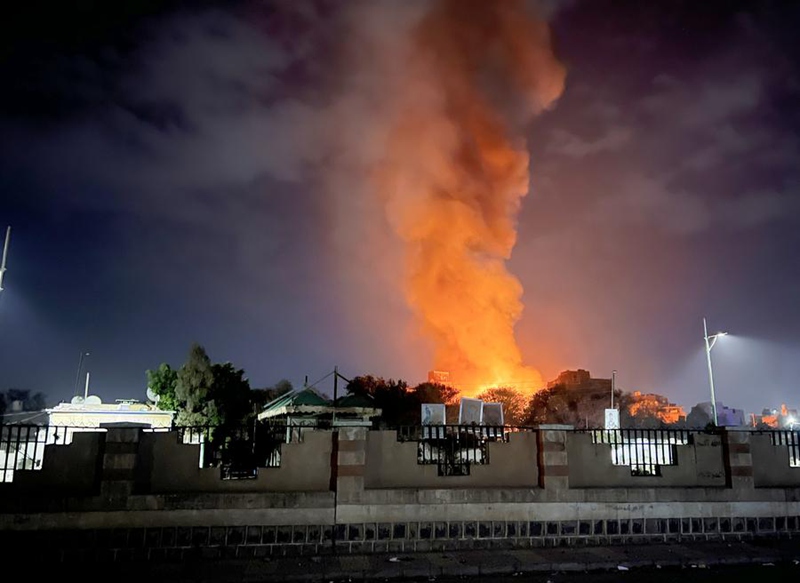 Picha iliyopigwa kwa simu janja Machi 19, 2025, ikionyesha moshi na moto vikifuka kwenda juu kutoka eneo la makazi kufuatia shambulizi la anga mjini Sana’a, Yemen. (Str/Xinhua)
