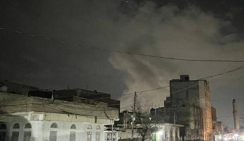 Picha iliyopigwa kwa simu janja Machi 19, 2025, ikionyesha moshi ukifuka kwenda juu kutoka eneo la makazi kufuatia shambulizi la anga mjini Sana’a, Yemen. (Str/Xinhua)