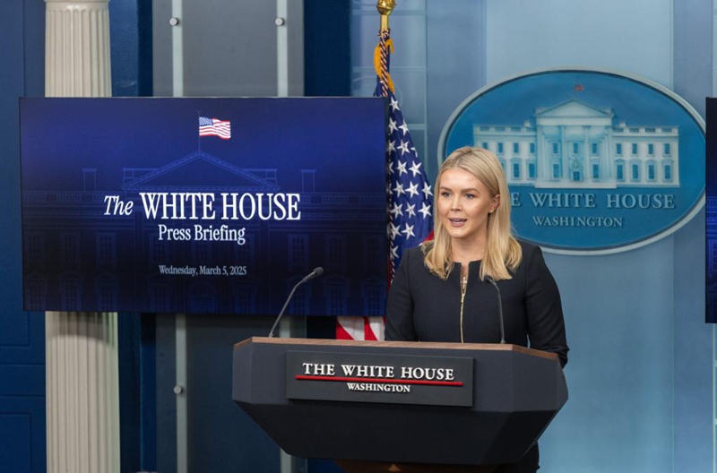 Msemaji wa Ikulu ya White House, Karoline Leavitt akizungumza kwenye mkutano na waandishi wa habari katika Ikulu ya White House mjini Washington, D.C., Marekani, Machi 5, 2025. (Xinhua/Hu Yousong)