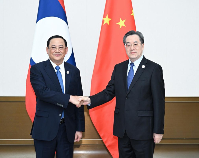 Naibu Waziri Mkuu wa China Ding Xuexiang akikutana na Waziri Mkuu wa Laos Sonexay Siphandone, ambaye anahudhuria mkutano wa mwaka wa Baraza la Boao la Asia 2025 unaoendelea, mjini Boao, Mkoa wa Hainan, kusini mwa China, Machi 26, 2025. (Xinhua/Li Xiang)