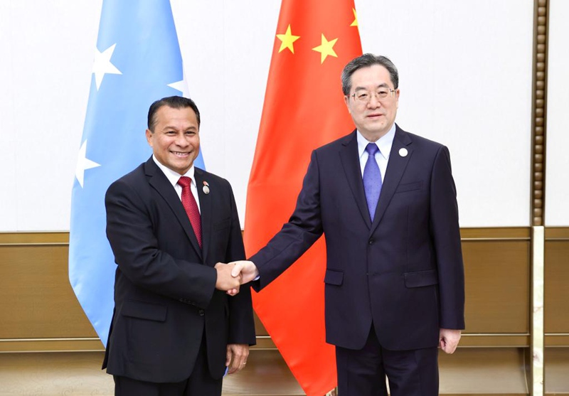 Naibu Waziri Mkuu wa China Ding Xuexiang akikutana na Aren B. Palik, Makamu Rais wa nchi ya Shirikisho la Majimbo ya Micronesia, ambaye yuko China kuhudhuria mkutano wa mwaka 2025 wa Baraza la Asia la Boao unaoendelea huko Boao, Mkoani Hainan, kusini mwa China, Machi 26, 2025. (Xinhua/Yao Dawei)