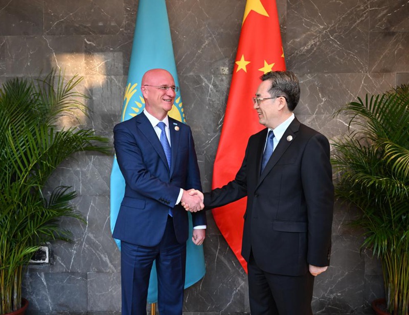 Naibu Waziri Mkuu wa China Ding Xuexianga kikutana na Naibu Waziri Mkuu wa Kwanza wa Kazakhstan, Roman Sklyar, ambaye yuko China kuhudhuria mkutano wa mwaka 2025 wa Baraza la Asia la Boao unaoendelea huko Boao, Mkoani Hainan, kusini mwa China, Machi 26, 2025. (Xinhua/Li Xiang)