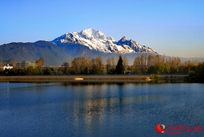 Mlima wa Theluji wa Yulong mjini Lijiang, China waleta Mandhari ya Kupendeza siku ya jua