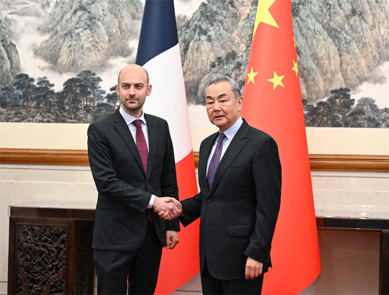 Waziri wa Mambo ya Nje wa China Wang Yi, ambaye pia ni mjumbe wa Ofisi ya Siasa ya Kamati Kuu ya Chama cha Kikomunisti cha China (CPC), akifanya mazungumzo na Waziri wa Mambo ya Nje wa Ufaransa Jean-Noel Barrot mjini Beijing, mji mkuu wa China, Machi 27, 2025. (Xinhua/Zhang Ling)
