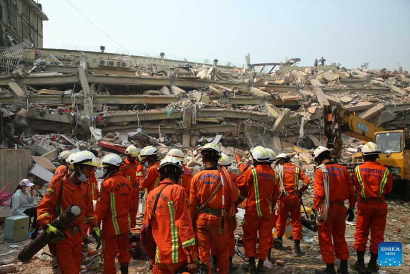 Waokoaji wakijiandaa kufanya utafutaji na uokoaji baada ya tetemeko la ardhi huko Mandalay, Myanmar, Machi 30, 2025. (Picha na Myo Kyaw Soe/Xinhua)