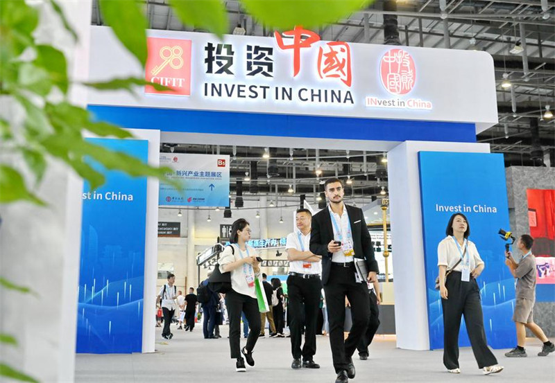 Wafanyabiashara wakitembelea eneo la "Wekeza nchini China" la Maonesho ya 24 ya Kimataifa ya Uwekezaji na Biashara ya China mjini Xiamen, Mkoani Fujian, kusini mashariki mwa China, Septemba 8, 2024. (Xinhua/Lin Shanchuan)