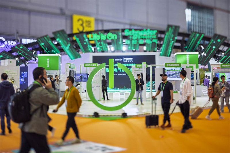 Picha hii iliyopigwa Novemba 9, 2024 ikionyesha banda la Schneider Electric kwenye Maonyesho ya 7 ya Kimataifa ya Uagizaji Bidhaa ya China mjini Shanghai, mashariki mwa China. (Xinhua/Wang Xiang)