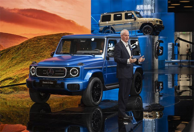 Gari linalotumia umeme la Mercedes-Benz G-Class likionekana pichani kwenye hafla ya uzinduzi katika Maonyesho ya Kimataifa ya Magari ya Beijing Mwaka 2024 mjini Beijing, mji mkuu wa China, Aprili 25, 2024. (Xinhua/Cai Yang)