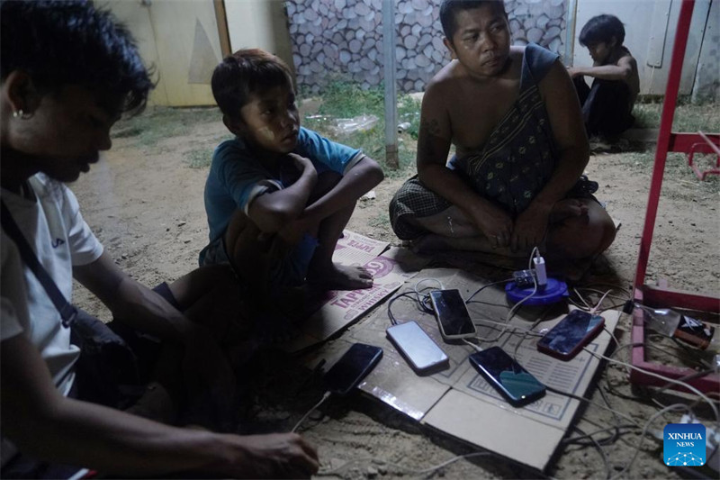 Wakazi walioathiriwa na tetemeko la ardhi wakichaji simu zao, Nay Pyi Taw, Myanmar, Machi 31, 2025. (Picha na Wang Shen/Xinhua)
