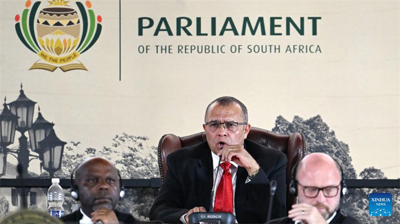 Mwenyekiti wa Bunge la Afrika Kusini Cedric Frolick (katikati) akitangaza matokeo ya kura juu ya Bajeti ya 2025 bungeni mjini Cape Town, Afrika Kusini, Aprili 2, 2025. (Picha na Xabiso Mkhabela/Xinhua)