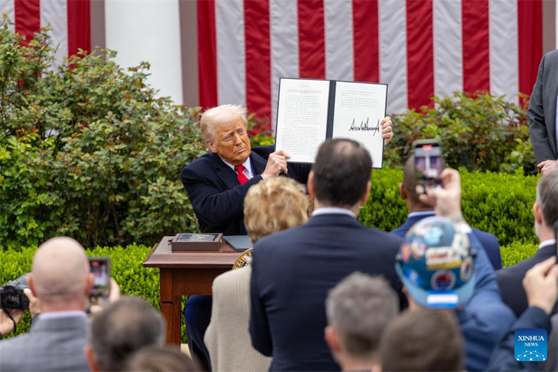 Rais Donald Trump wa Marekani akionyesha amri tendaji juu ya "ushuru wa kutozana sawa" katika Rose Garden ya Ikulu ya White House mjini Washington, D.C., Marekani, Aprili 2, 2025. (Xinhua/Hu Yousong)