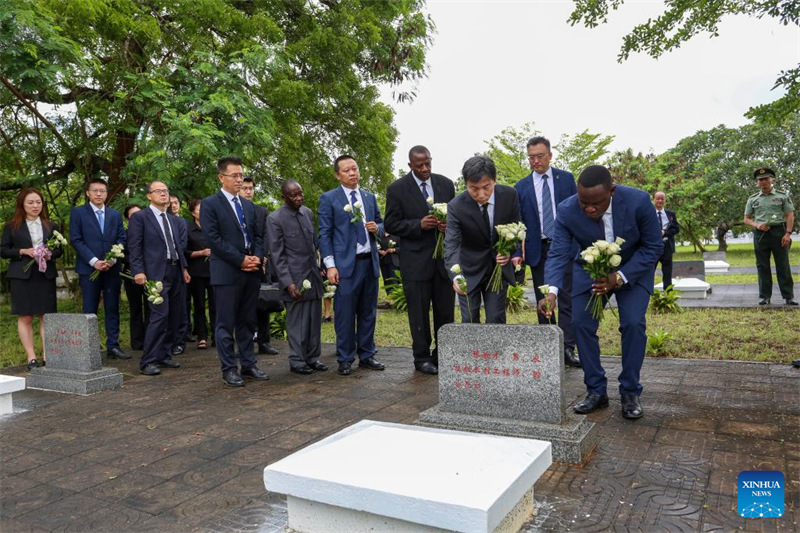 Watu wakiweka maua kwenye jiwe la kaburi la mtaalamu wa China kwenye makaburi ya Gongo la Mboto nje kidogo ya Jiji la Dar es Salaam, Tanzania, Aprili 2, 2025. (Xinhua/Emmanuel Herman)